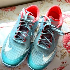 Cute Nike! Great Sz 71/2 Aqua & Coral